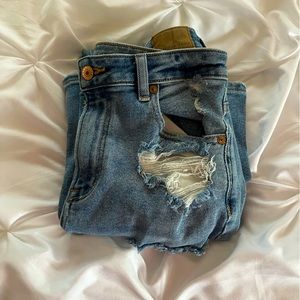 - American eagle size 4 ripped mom jeans!!
